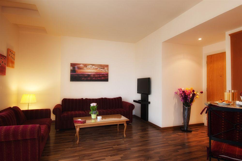 Rawche Universal Aparthotel 4*
