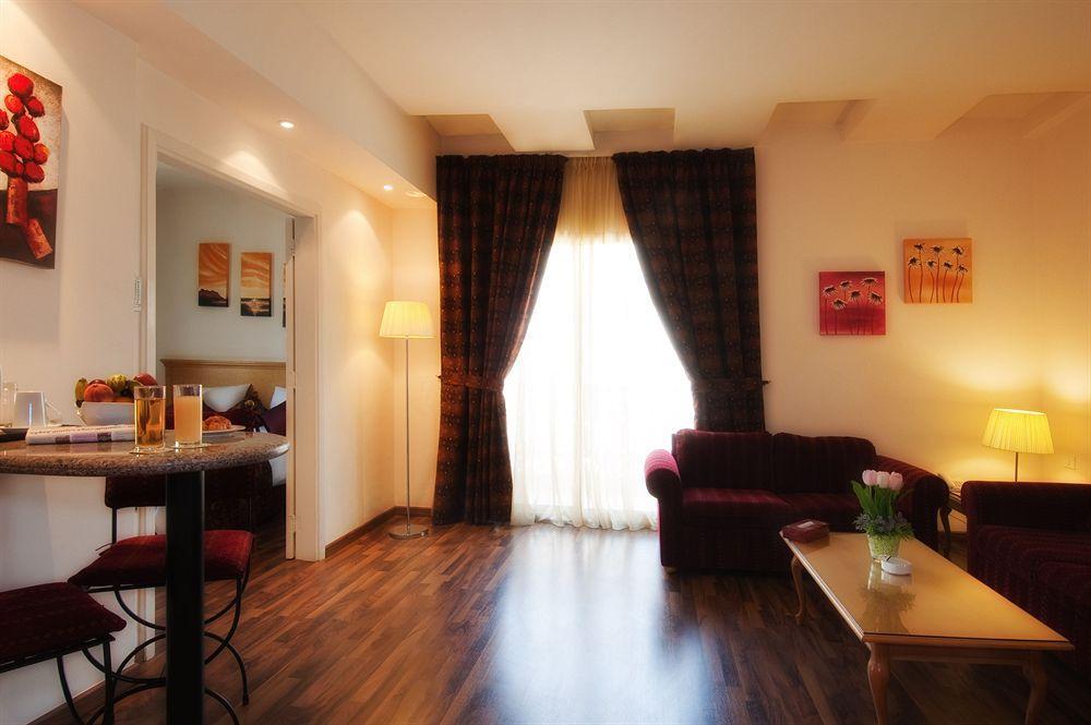 Rawche Universal Aparthotel