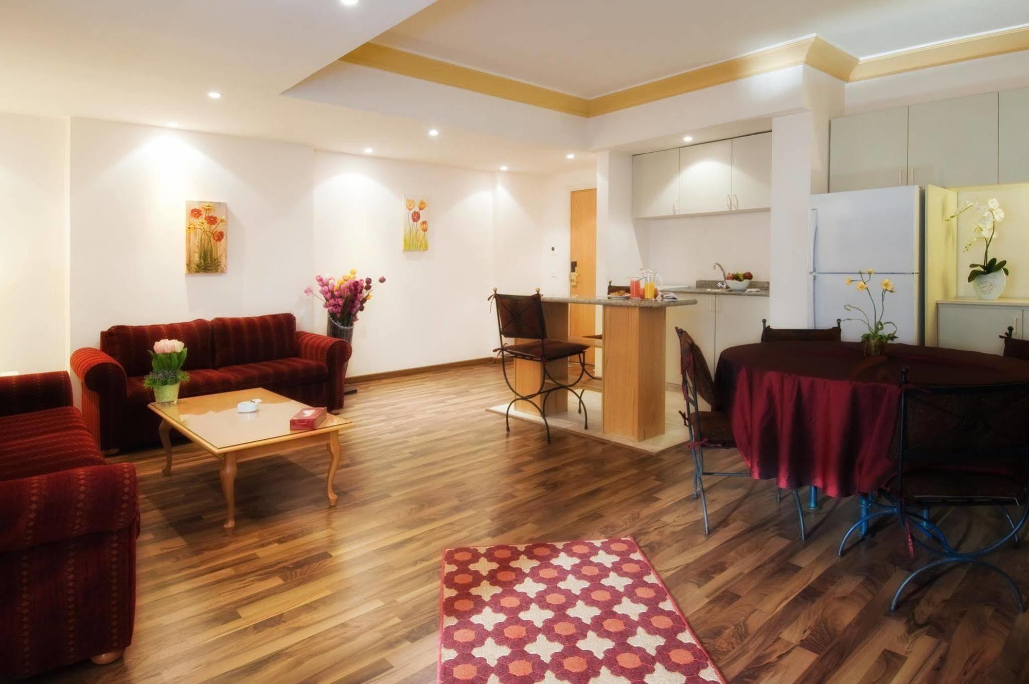 Rawche Universal Aparthotel