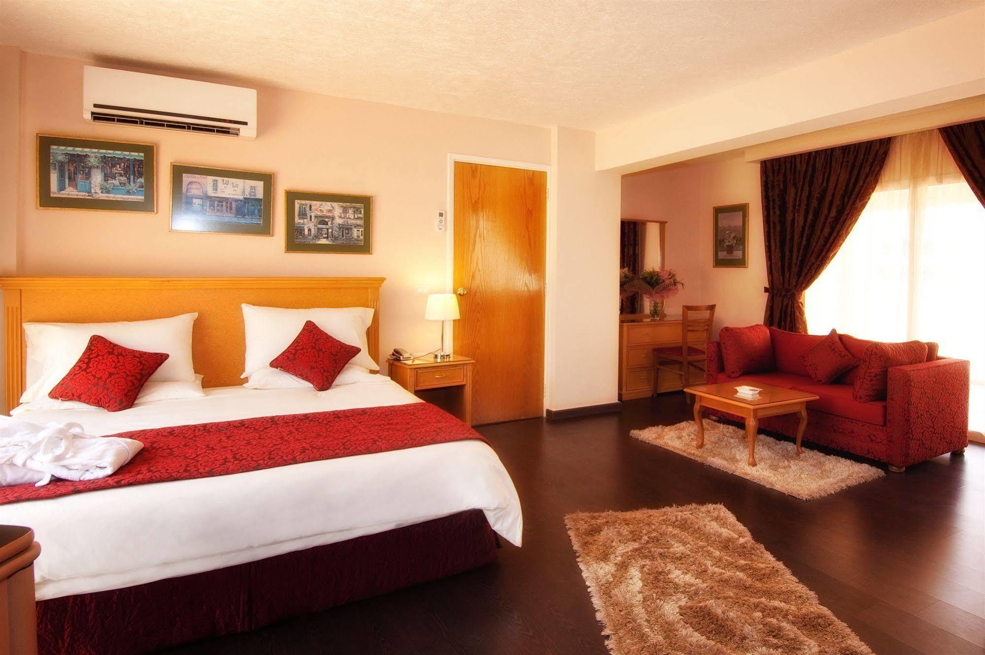 Rawche Universal Aparthotel