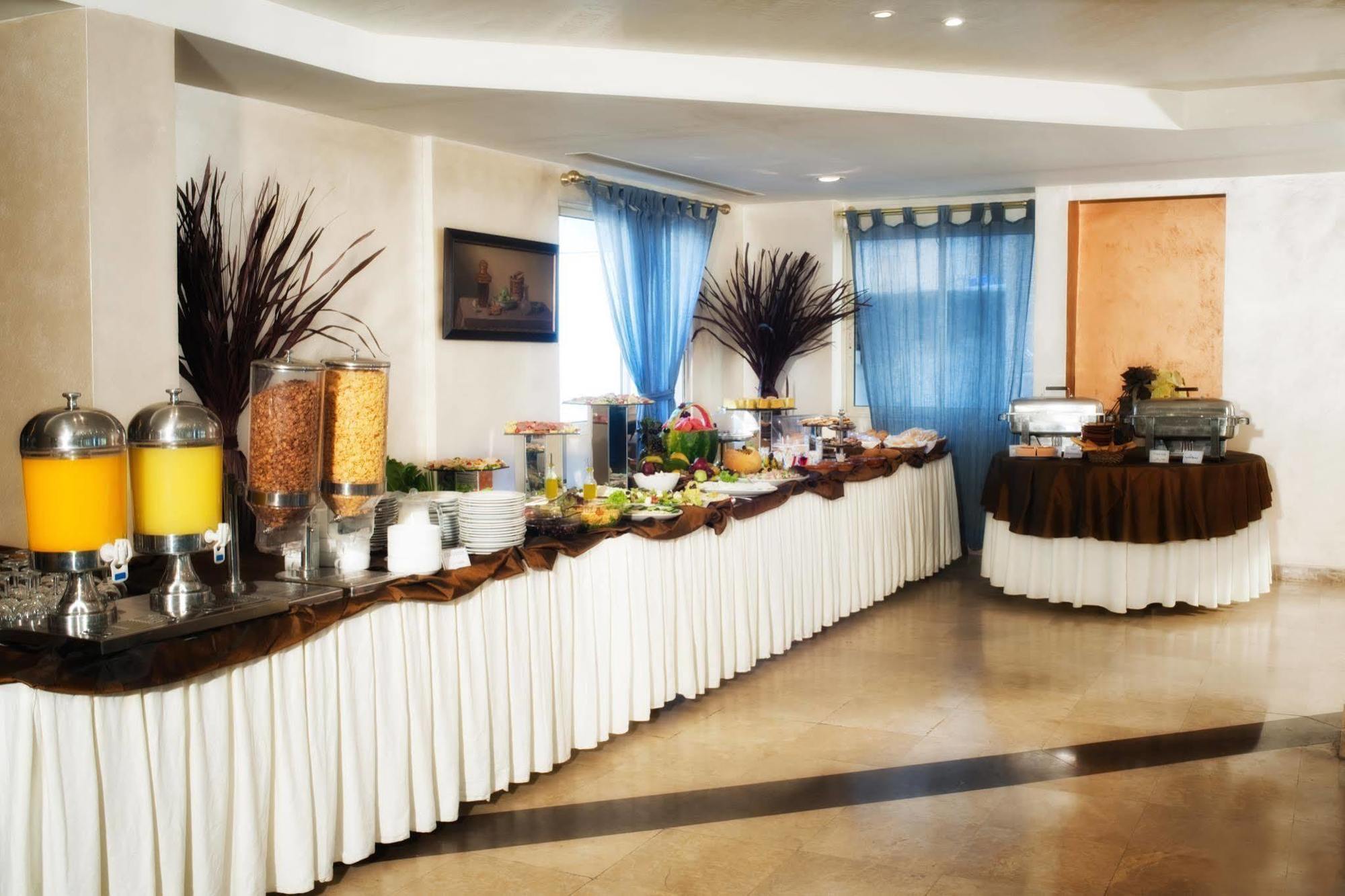 Rawche Universal Aparthotel
